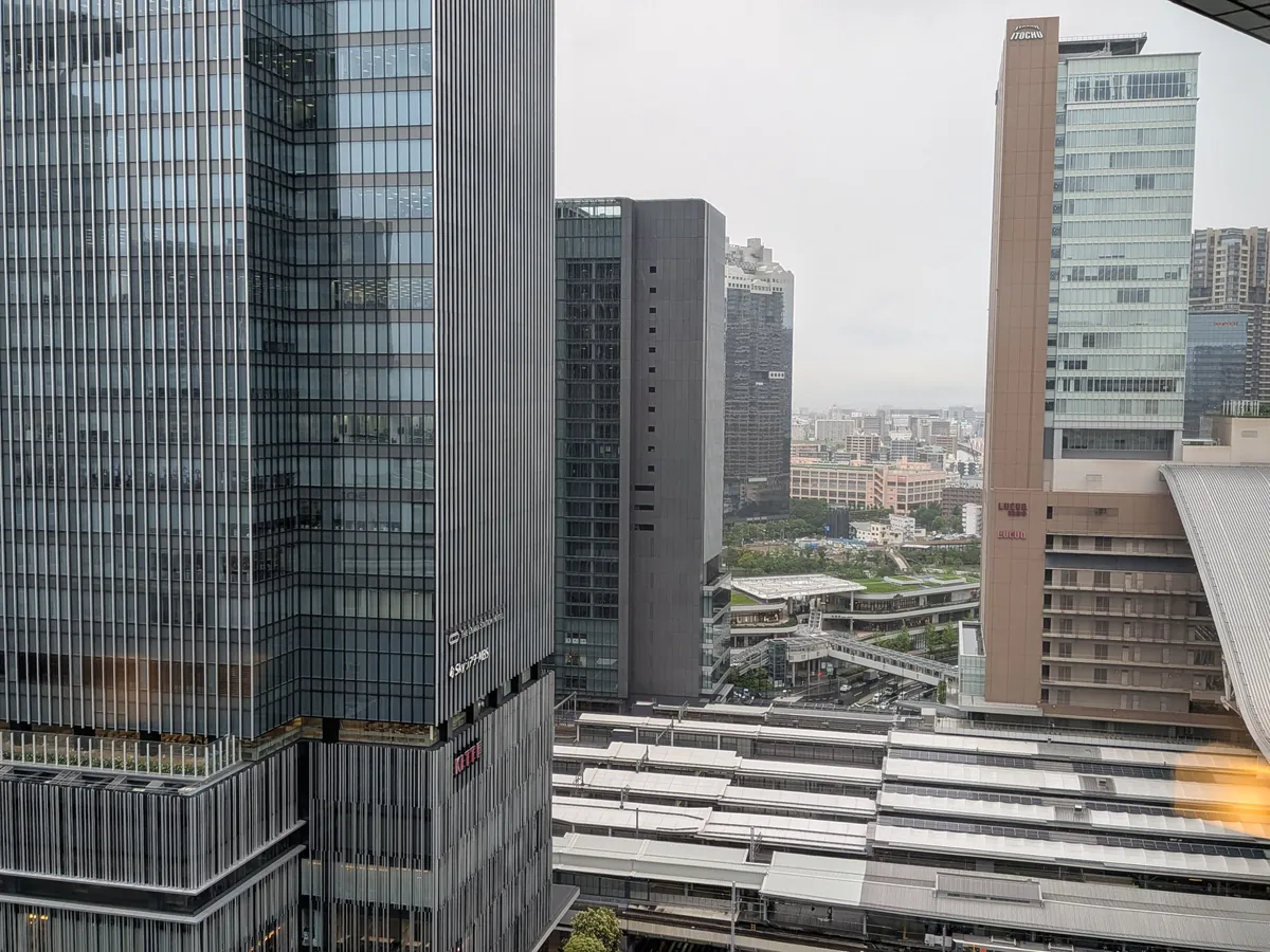 スイートから望むシティビュー。KITTE大阪・JR大阪駅・グラングリーン（昼）