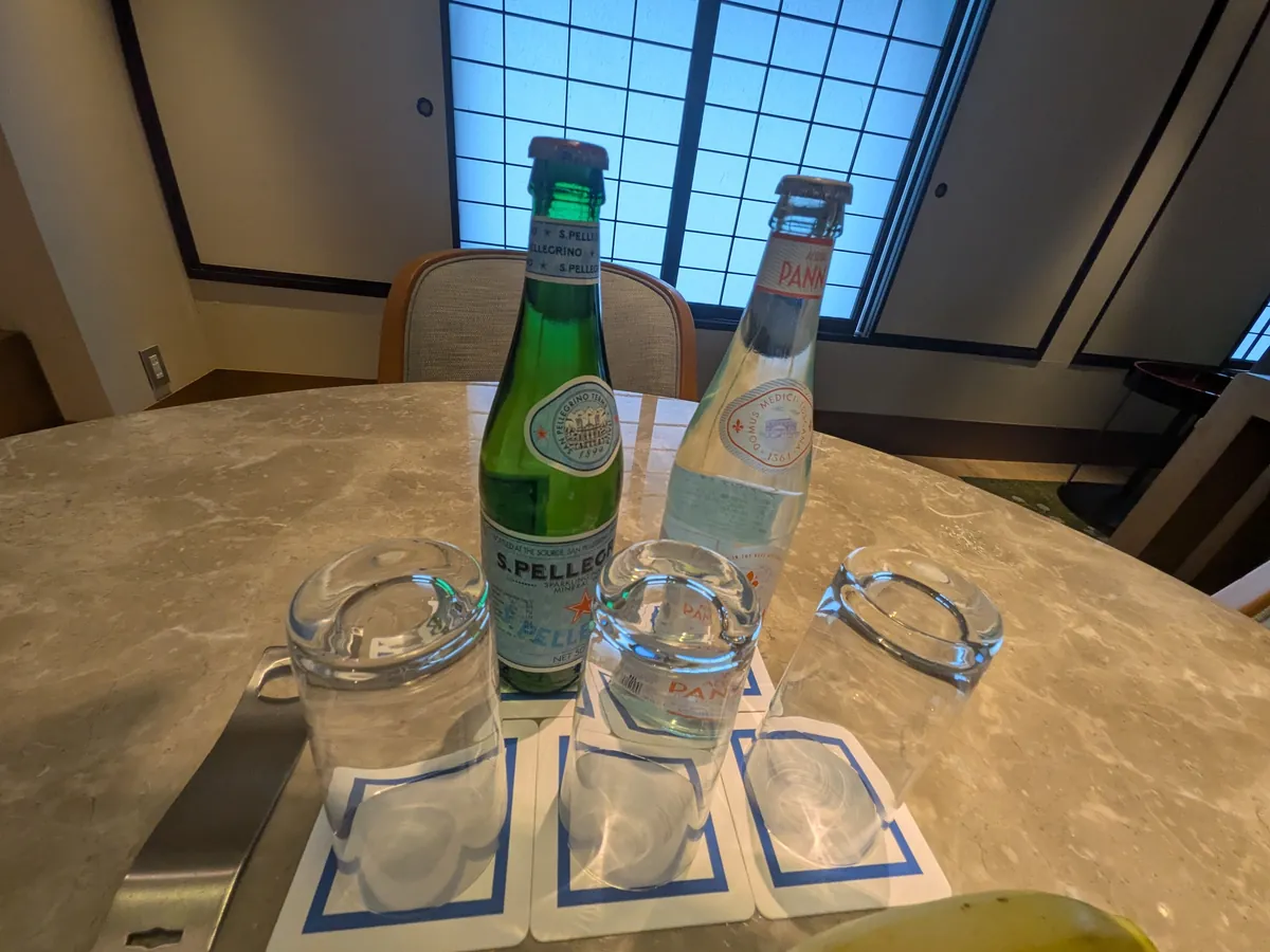 S.Pellegrino炭酸水とAcqua Pannaナチュラルウォーター（ヒルトンコースター付き）