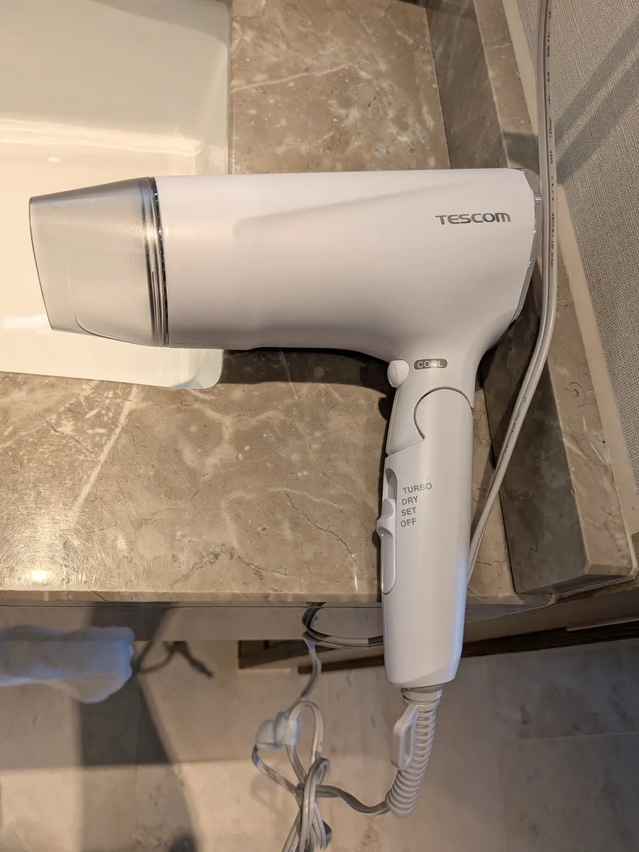TESCOMドライヤー（マーブルカウンター上）