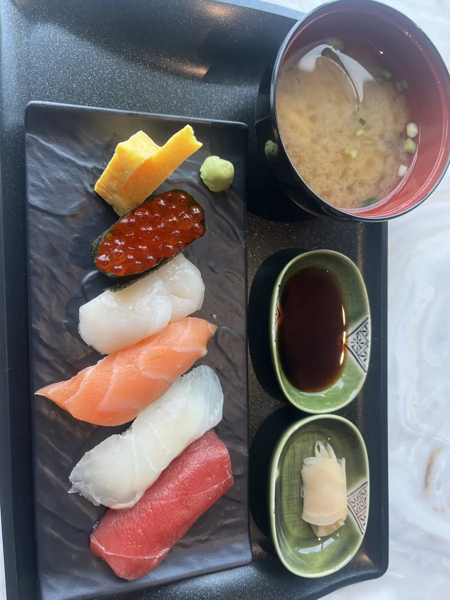 SUITE DININGの握り寿司5貫としじみの味噌汁