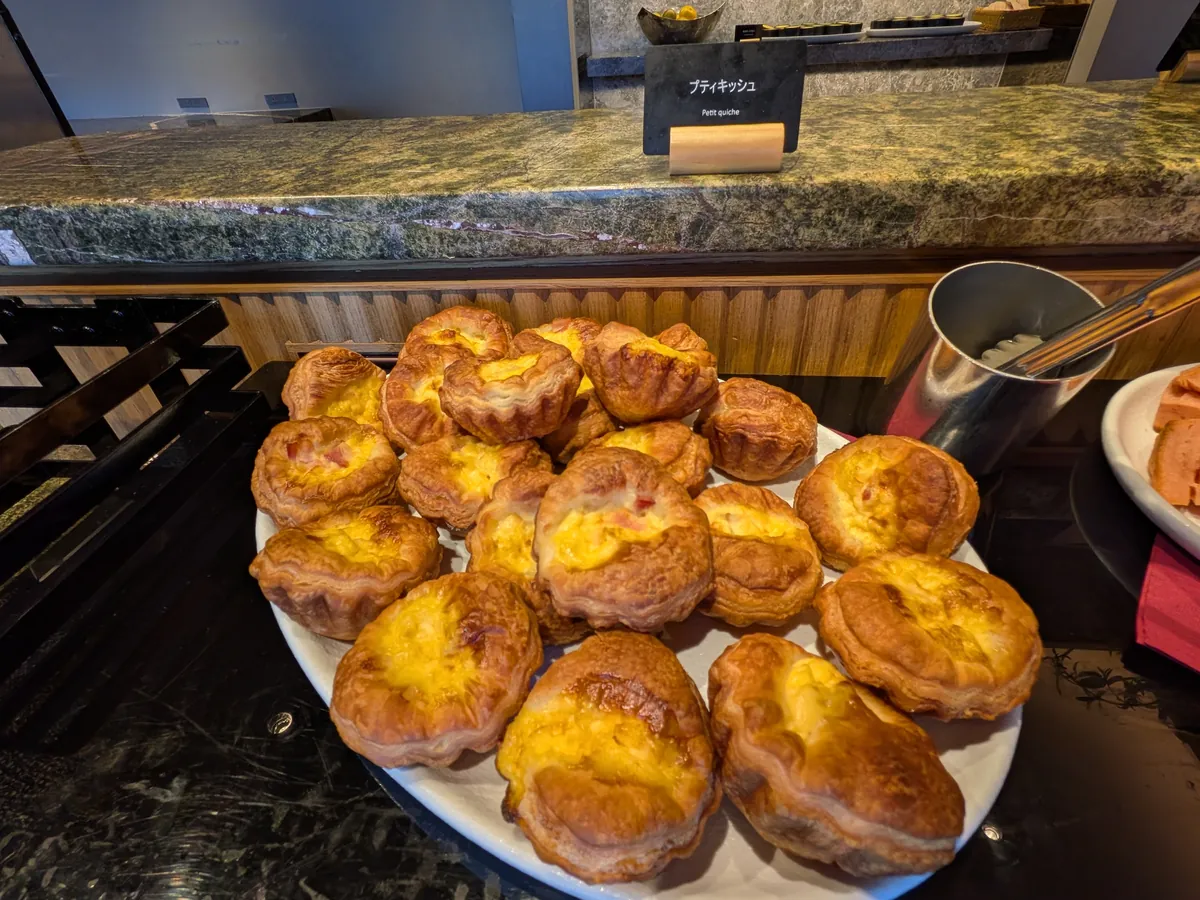 ビュッフェのプティキッシュ。さくさくのパイ生地に卵の焼き色がついた一口サイズ