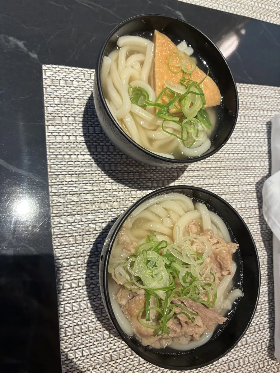 リモネ朝食ライブキッチンの大阪うどん。肉うどんときつねうどん、透きとおった関西風のおだしに牛肉と甘いお揚げ、きざみ葱