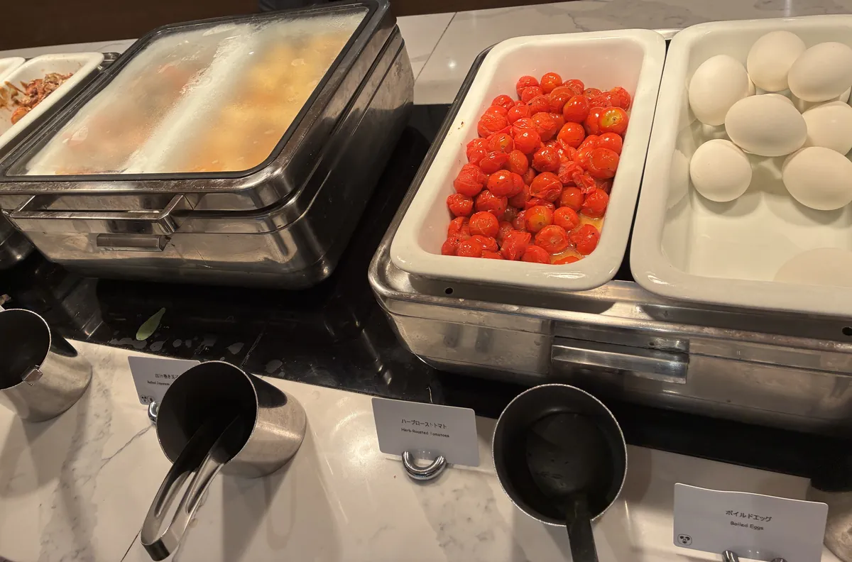 リモネ朝食のエッグステーション周りの卵料理。出汁巻き玉子、ハーブローストトマト、ボイルドエッグ