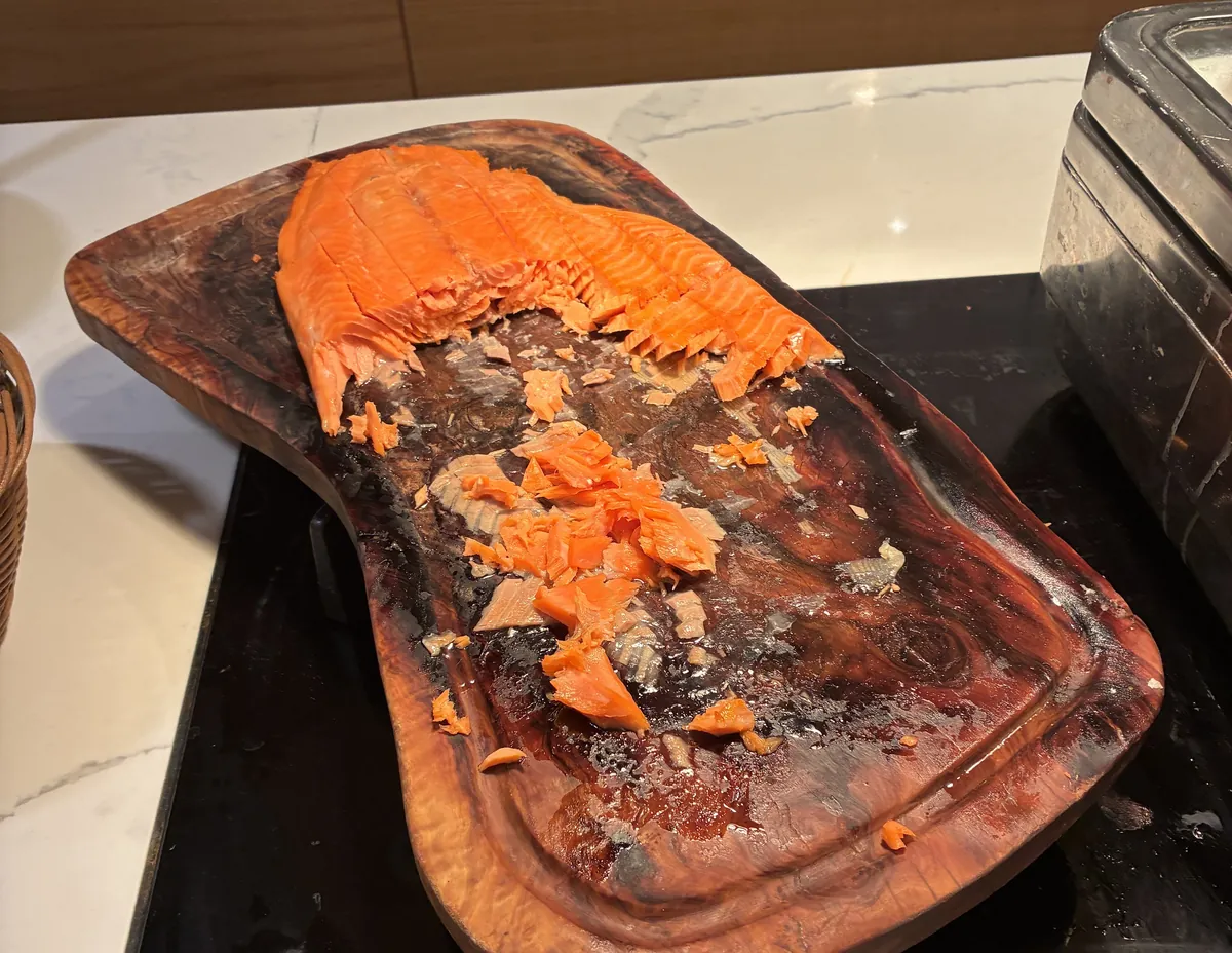 リモネ朝食のベイクドサーモン。一枚板の木のプレートに脂ののったサーモンを自分でほぐして取り分けるスタイル