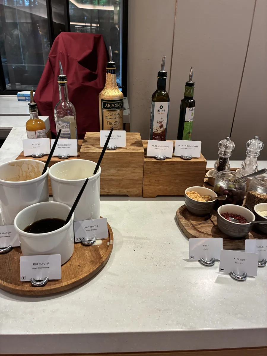 リモネ朝食のドレッシング＆オイルコーナー。青じそ・フレンチドレッシング、イタリア産EXVオリーブオイル、ヘーゼルナッツオイル、クルトンやオリーブ