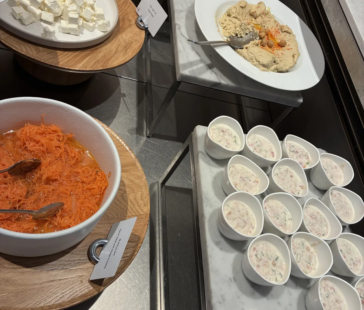 リモネ朝食のコールドミール。フムス（ひよこ豆のペースト）、キャロットラペ、ヨーグルト、クリームチーズ