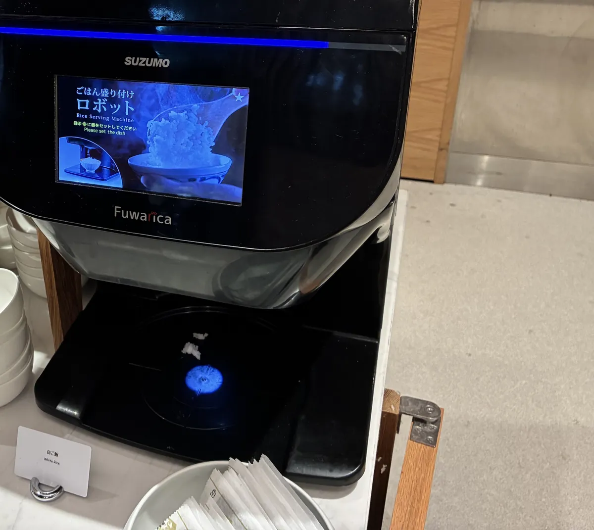 リモネ朝食のごはん盛り付けロボット（SUZUMO Fuwarica）。器をセットすると自家精米の白ごはんをふんわり自動で盛ってくれる