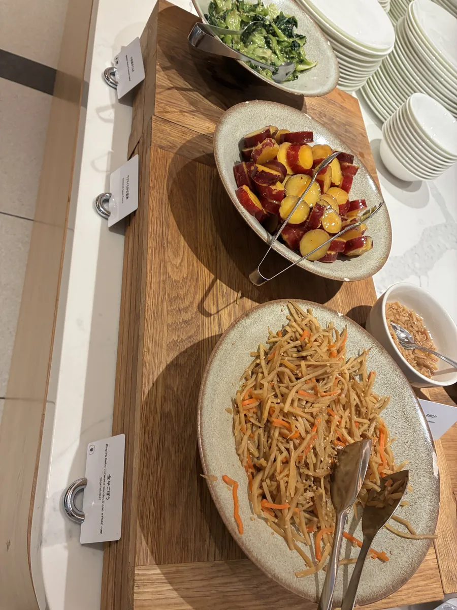 リモネ朝食の和惣菜。きんぴらごぼう、大学芋風の甘いさつまいも、きゅうりの和え物