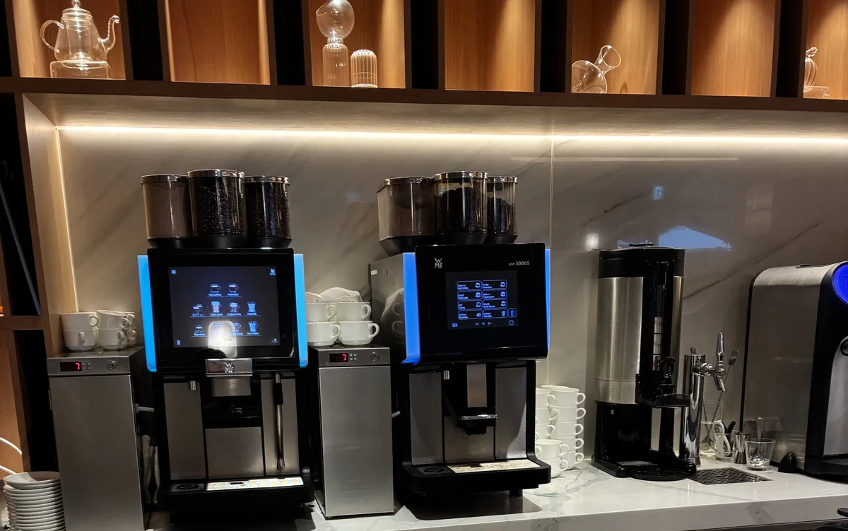 リモネ朝食のコーヒー＆ティーカウンター。豆から挽くコーヒーマシンが並ぶ本格的なドリンクコーナー