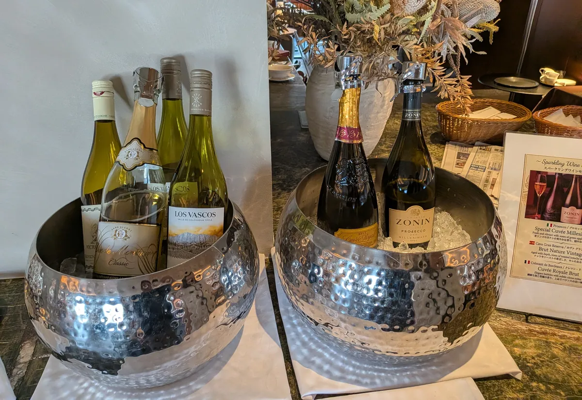 ロイヤルラウンジ カクテルタイムのスパークリング&ワイン。氷を張った銀のクーラーにプロセッコ(ZONIN)やクレマン、白ワインが並ぶセルフサービス