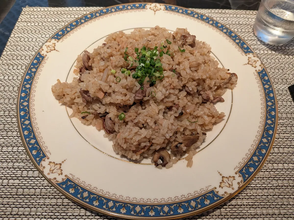 リモネのランチのビーフピラフ。バターの香るお米に牛肉ときのこ、青ねぎ、青×金縁のリーガの器