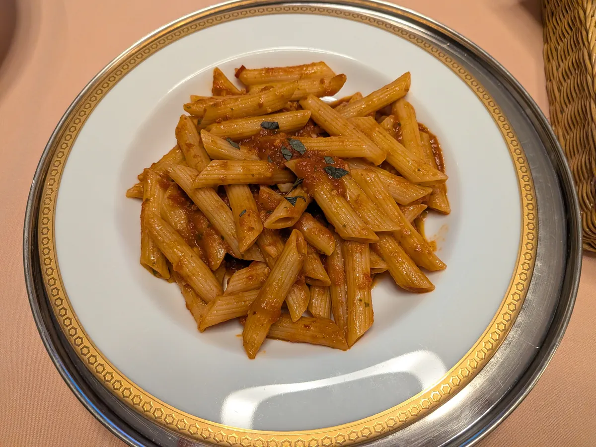 フレッシュバジルとイタリア産トマトのペンネアラビアータ。赤いトマトソースのペンネ