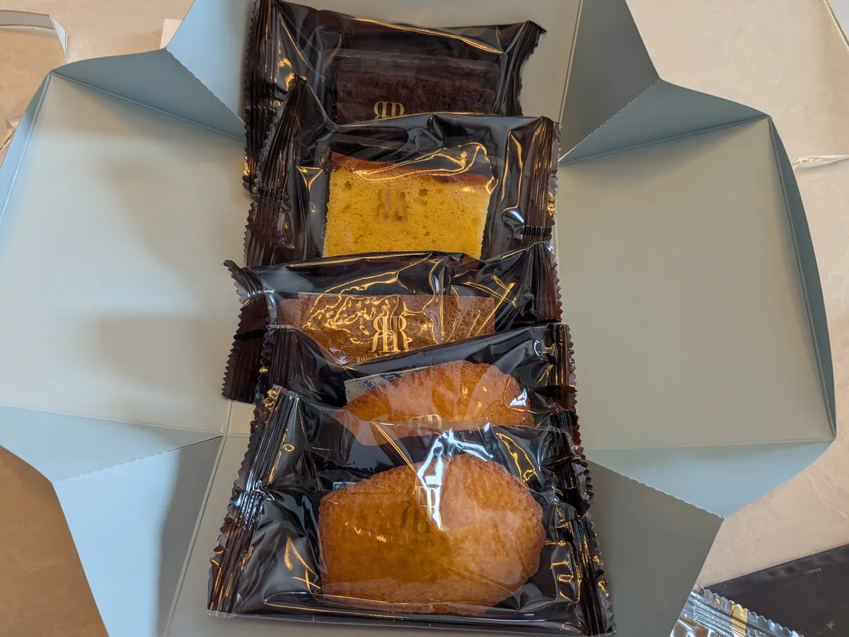 リーガロイヤルホテル名入りの焼き菓子詰め合わせ。フィナンシェやマドレーヌ、パウンドケーキ