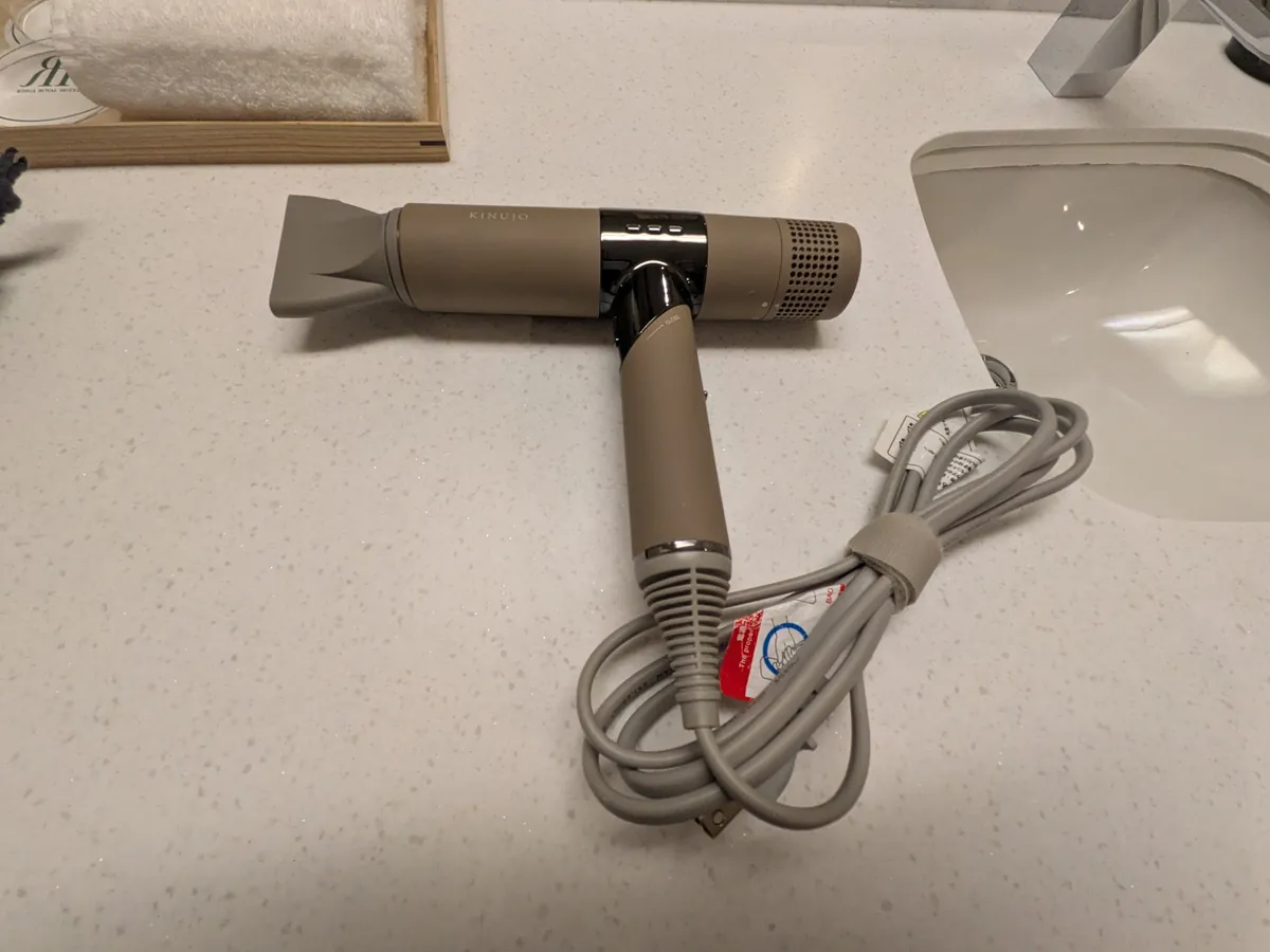 客室備え付けのKINUJOのヘアドライヤー