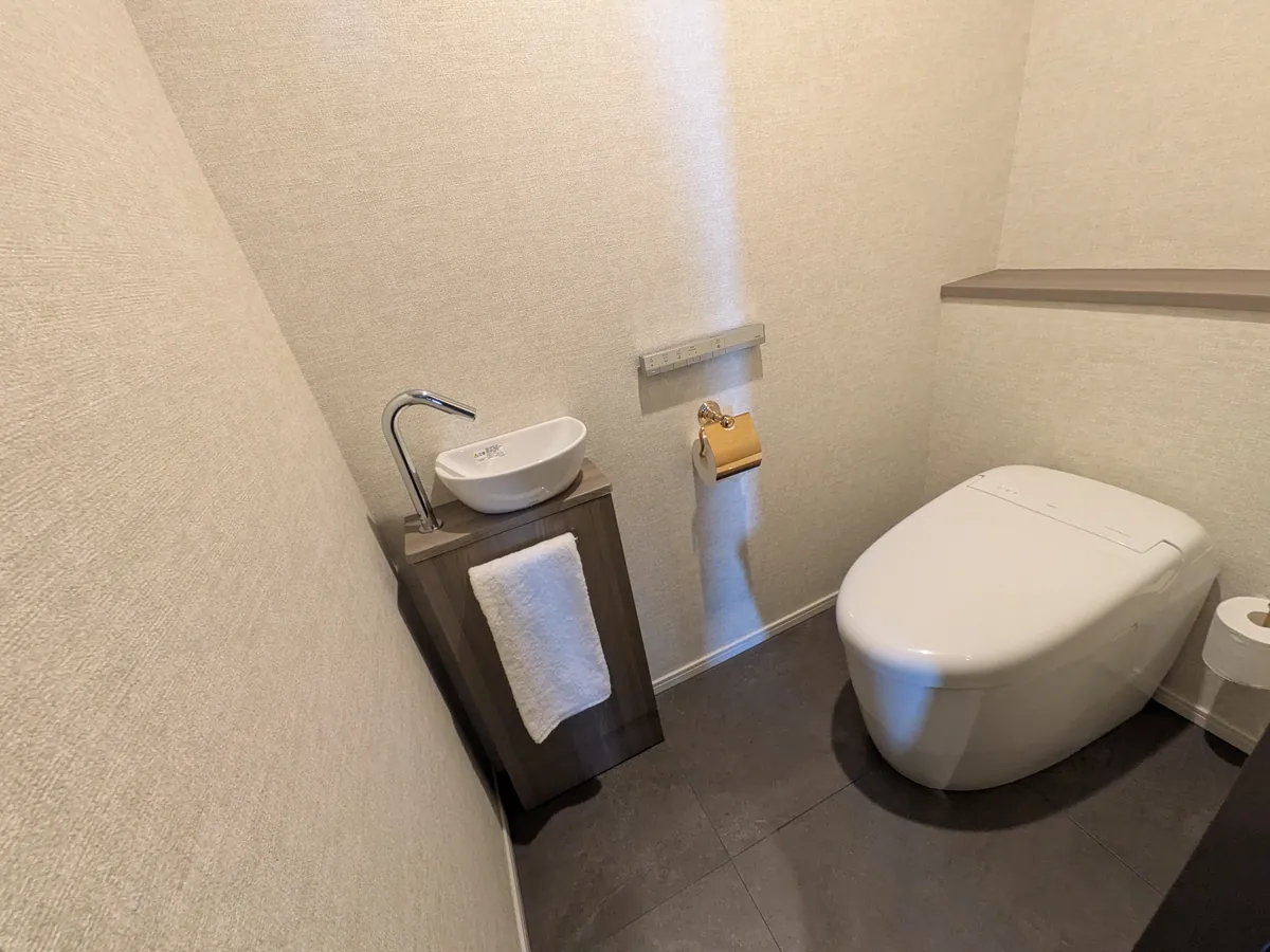 独立したトイレ。TOTOのウォシュレットと手洗いボウル