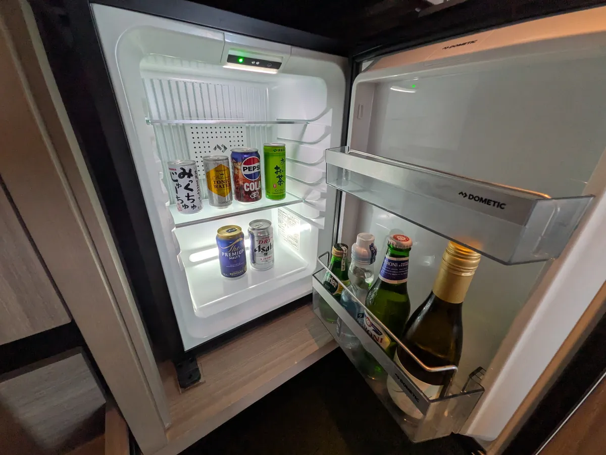 客室のミニバー冷蔵庫。ジュースやお茶、ビール、ペリエ、白ワインなど豊富なラインナップ
