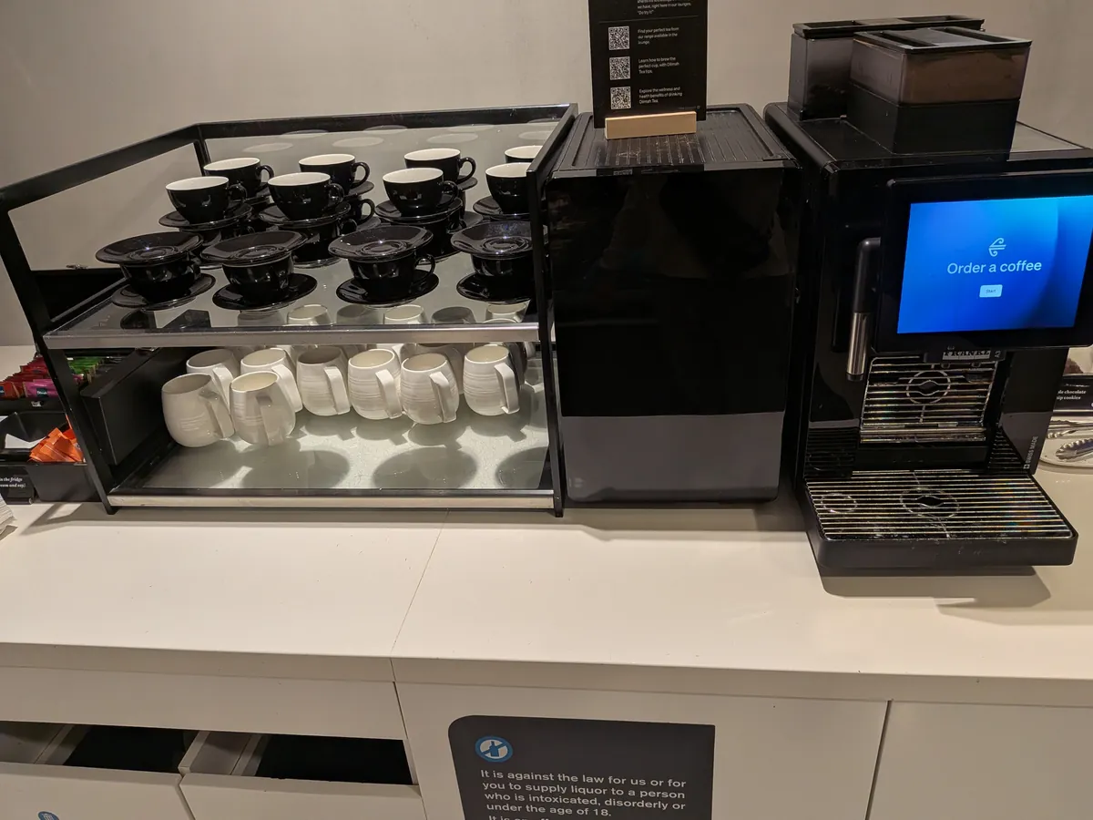 セルフのバリスタコーヒーマシンとカップ、ディルマの紅茶