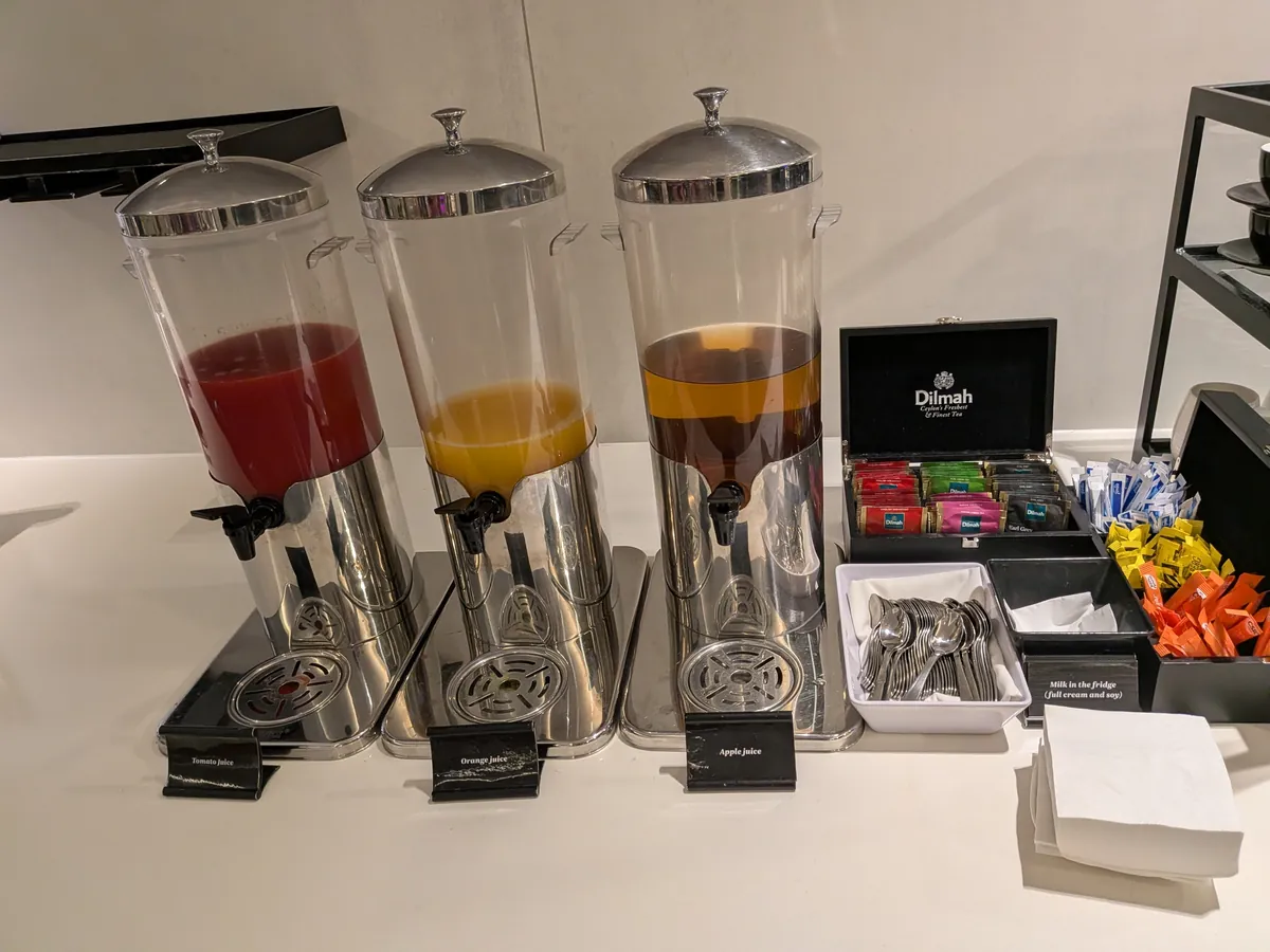 トマト・オレンジ・アップルジュースのディスペンサーと紅茶コーナー