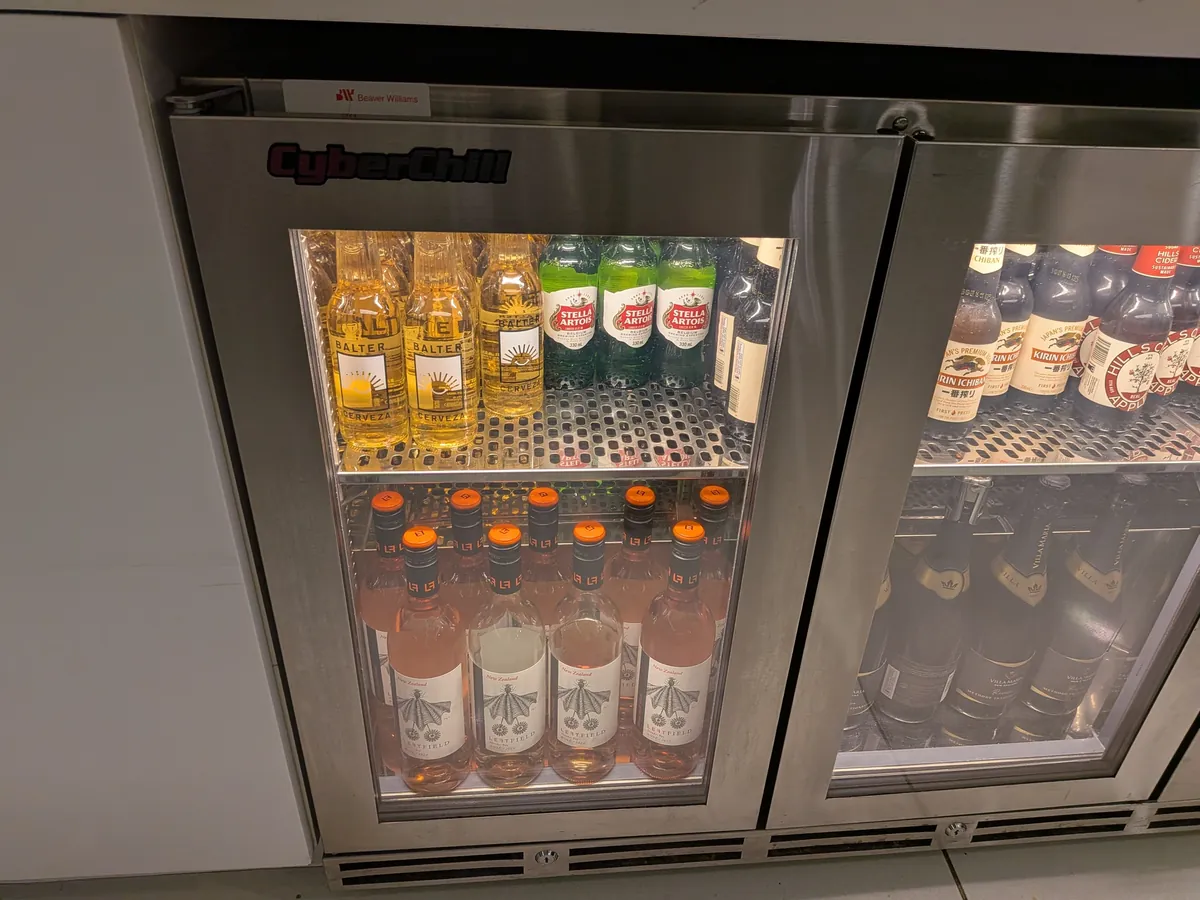 冷蔵ケースのビールとニュージーランドのロゼワイン
