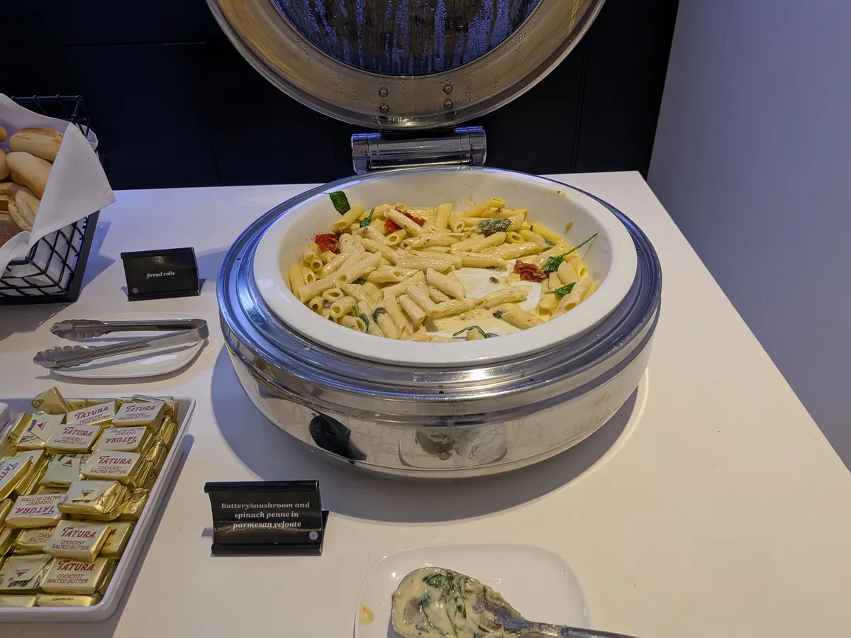 きのことほうれん草のパルメザンクリームペンネと塩バター