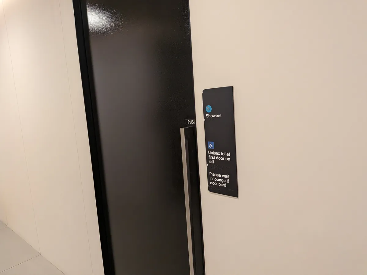 Showersと表示されたシャワールームの案内サイン