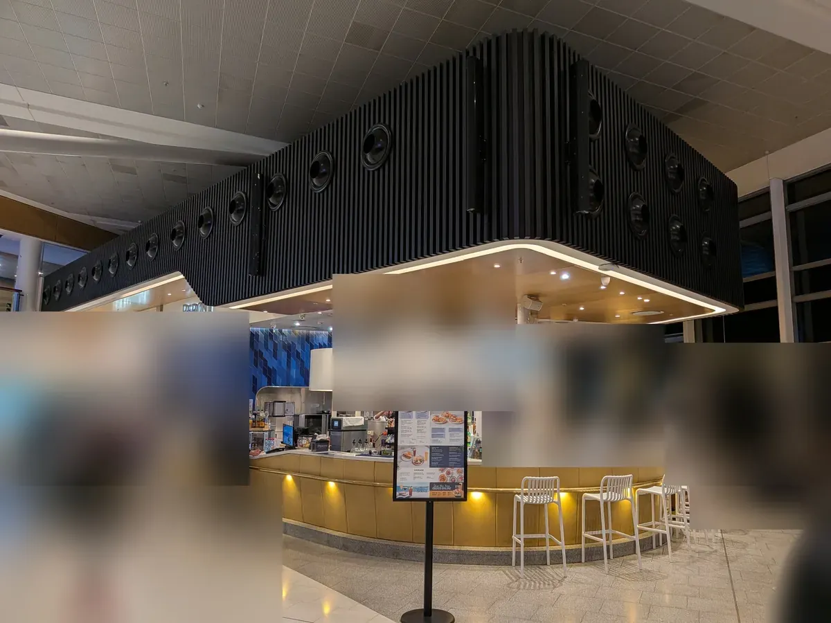 ペローニ・バーの店構え全景（周囲の利用客はぼかし処理）
