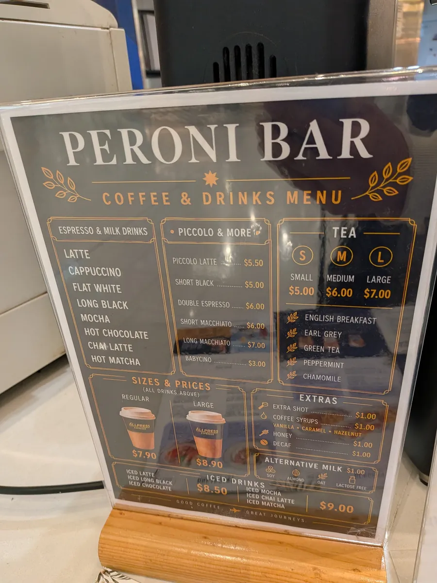 ペローニ・バーのコーヒー＆ドリンクメニュー。ラテやフラットホワイトの価格