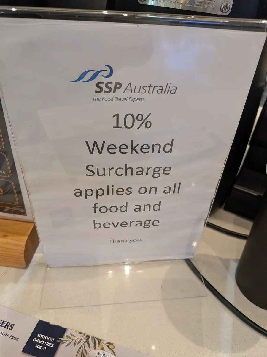 SSP Australiaによる週末10%追加料金（Weekend Surcharge）の掲示