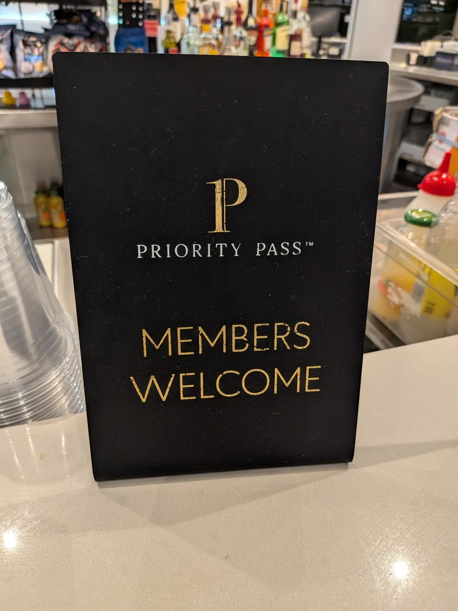 ペローニ・バーのカウンターに置かれたPRIORITY PASS MEMBERS WELCOMEの案内板