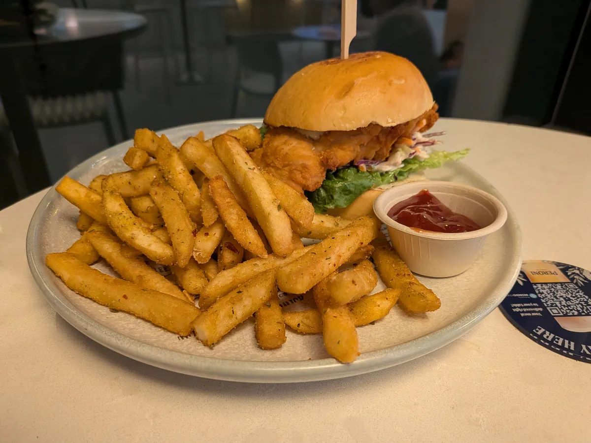 実食したペローニ・クリスピーチキンバーガーとハーブポテト、ケチャップ