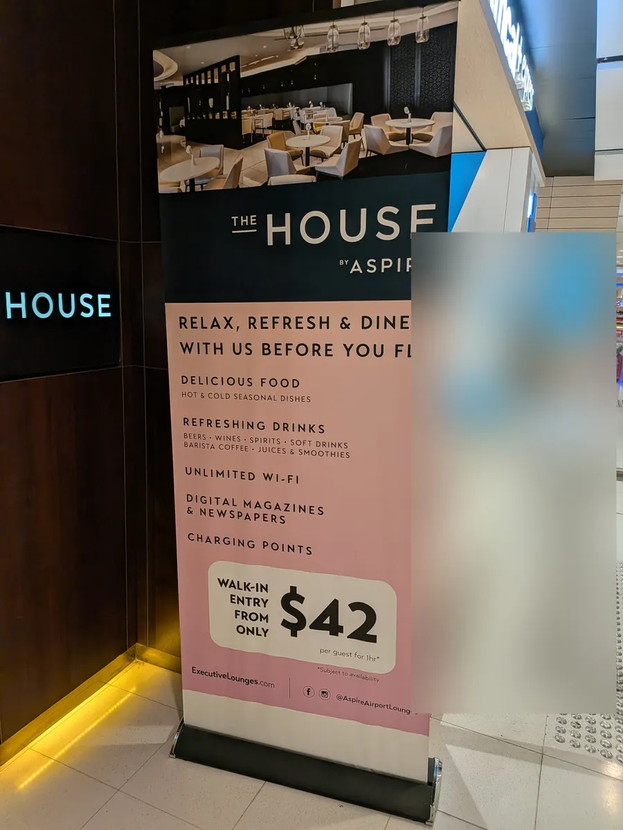 The Houseの入口に立つ料金バナー。ウォークインA$42の表示(右側の利用客はぼかし処理)