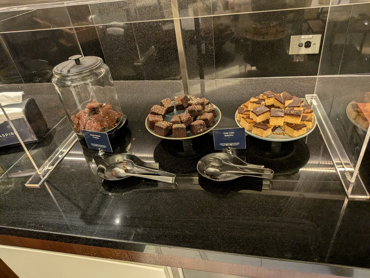 ハウスベイクドクッキーとデイリーケーキのデザート