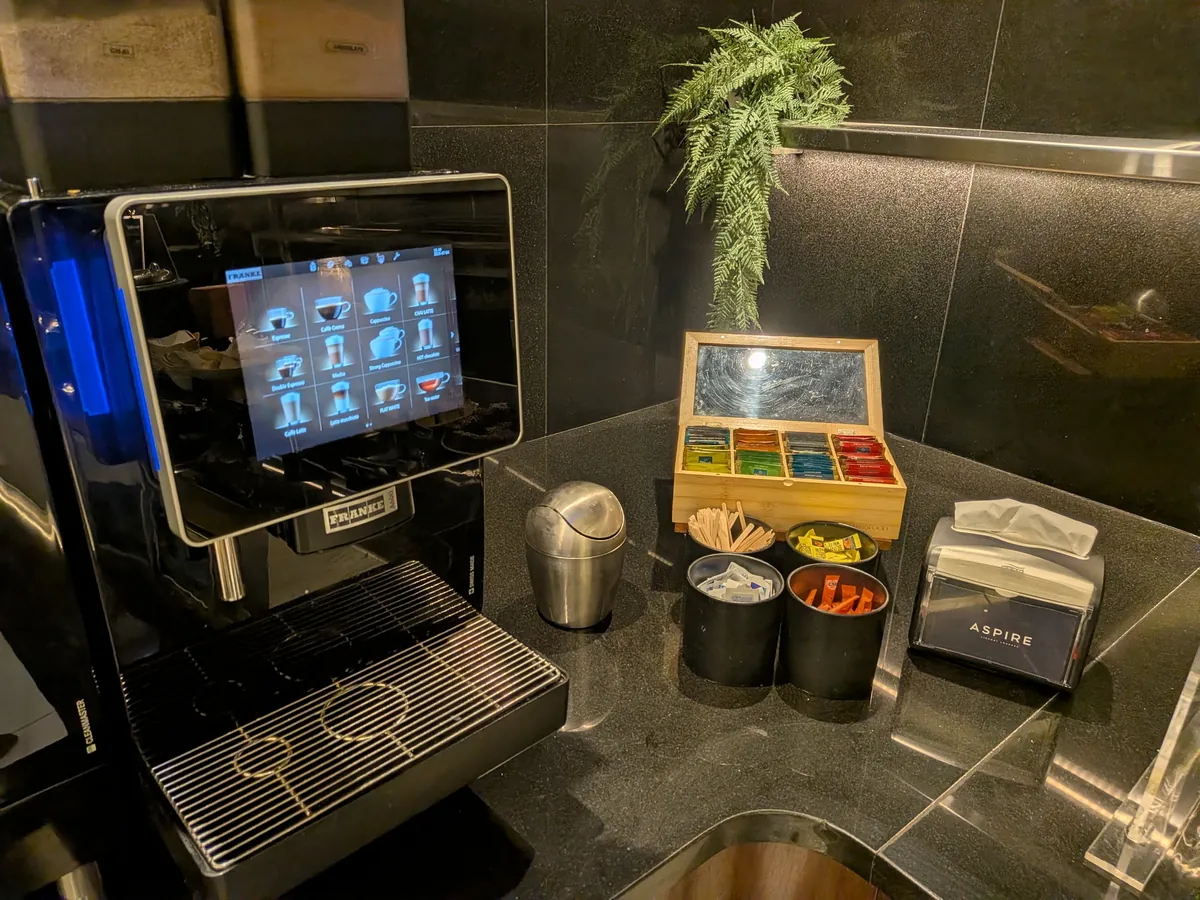 フランケの全自動コーヒーマシンと紅茶の品揃え