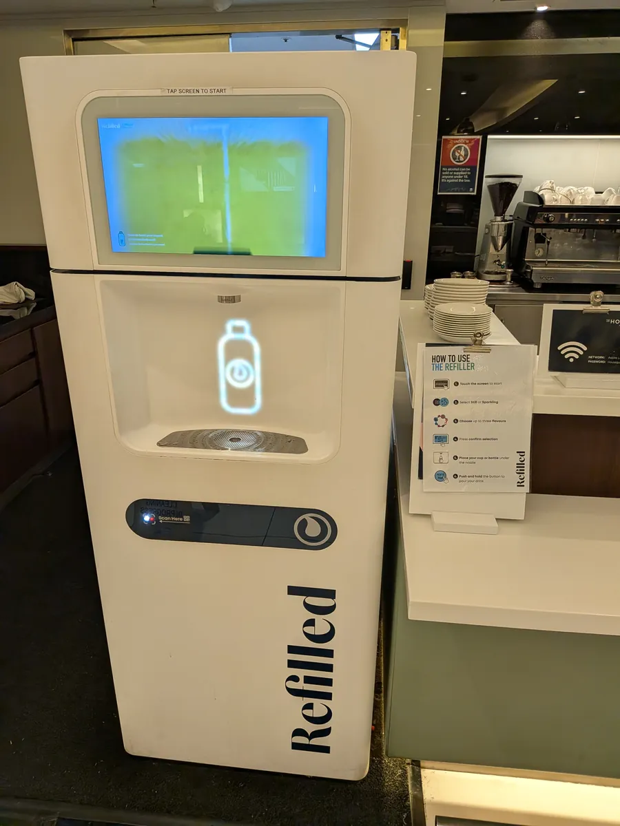 Refilledの給水ステーション。スティルとスパークリングを選べる