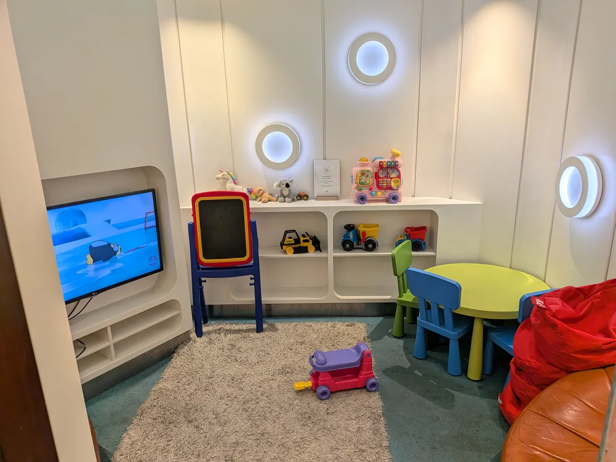 ファミリールームの中。おもちゃとテレビと小さな椅子