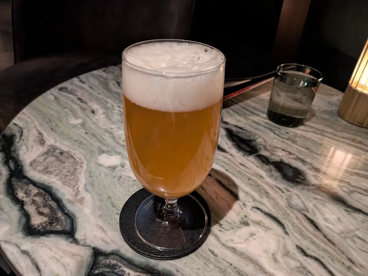 大理石テーブルに置かれたクラフトビールのグラス