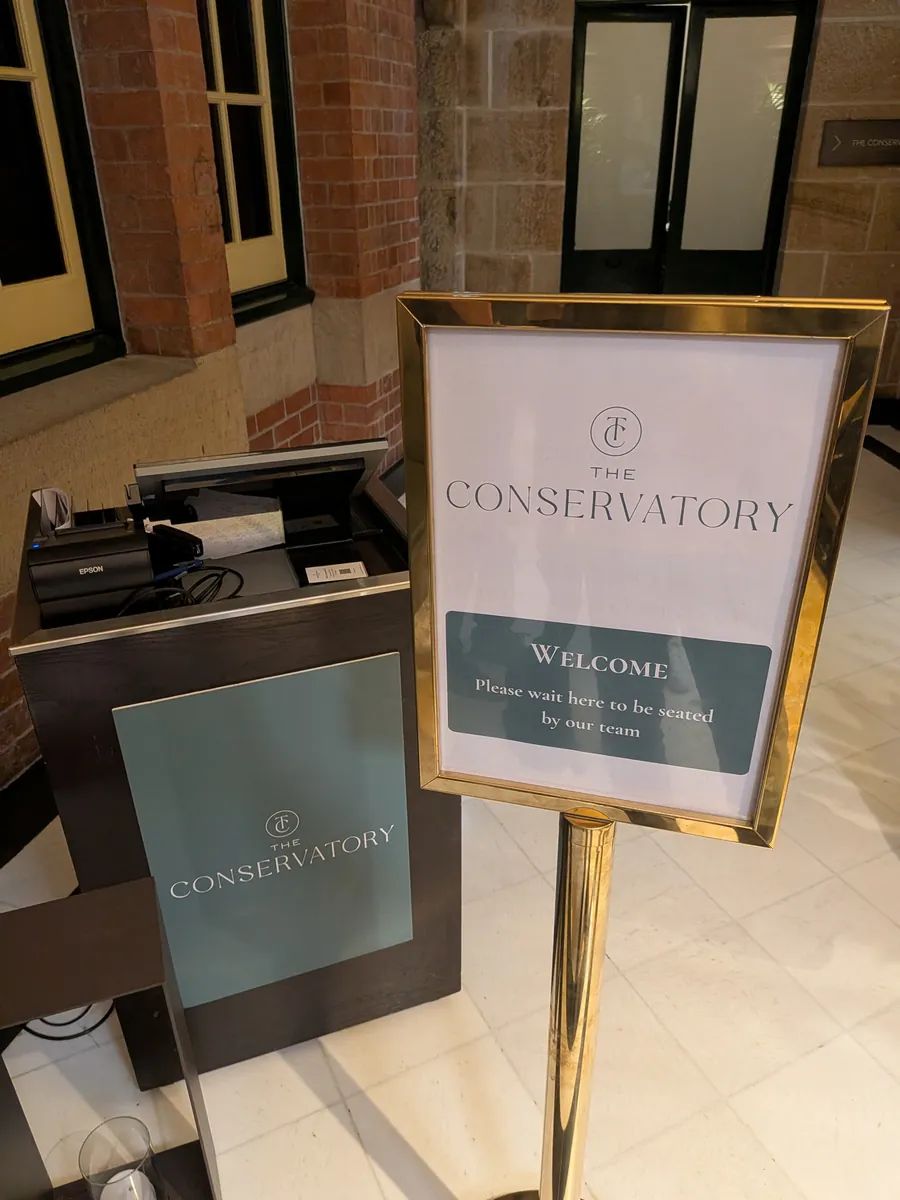 レストラン『Conservatory』の案内サイン