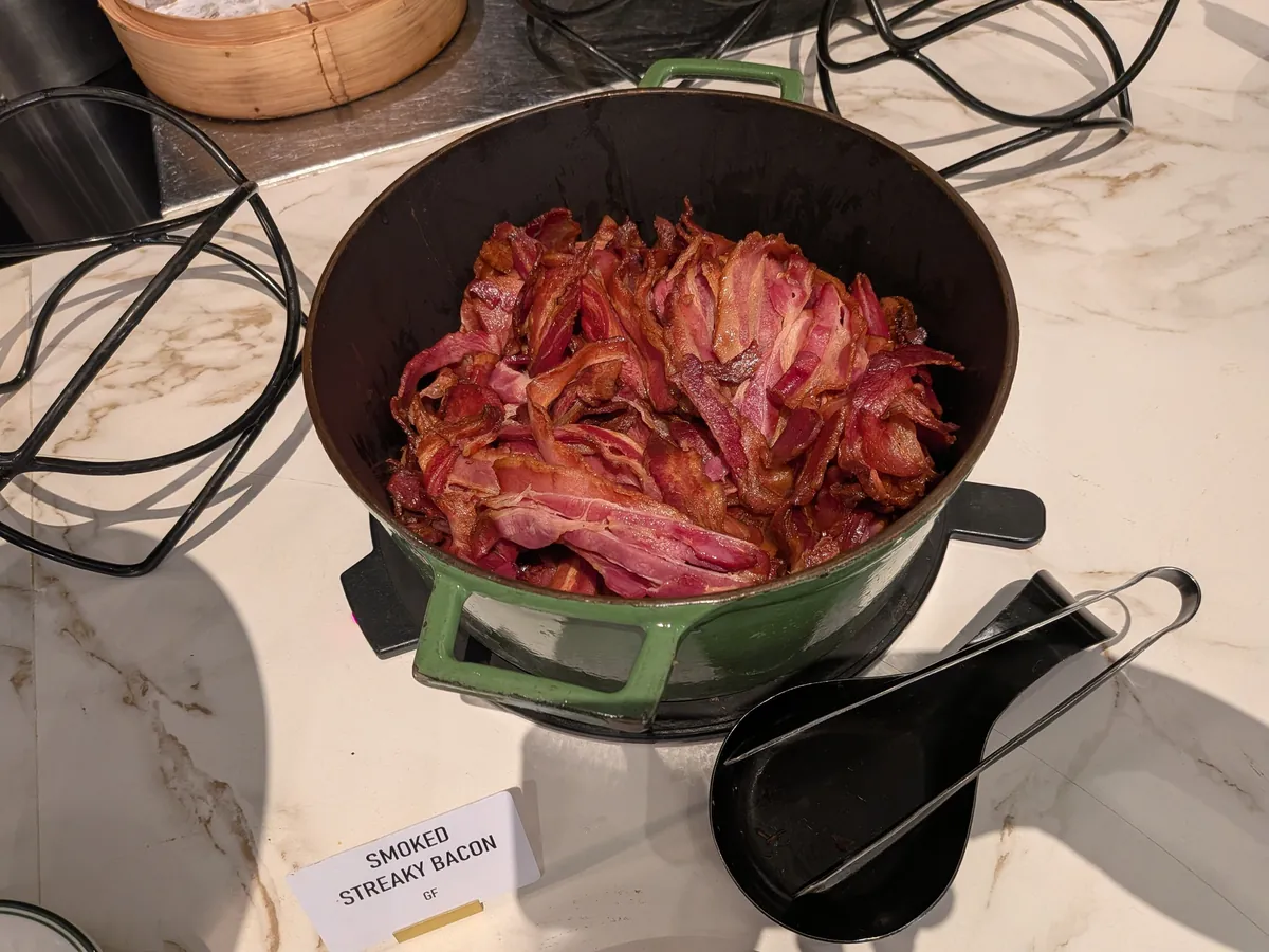 カリッと焼かれたベーコンの温菜