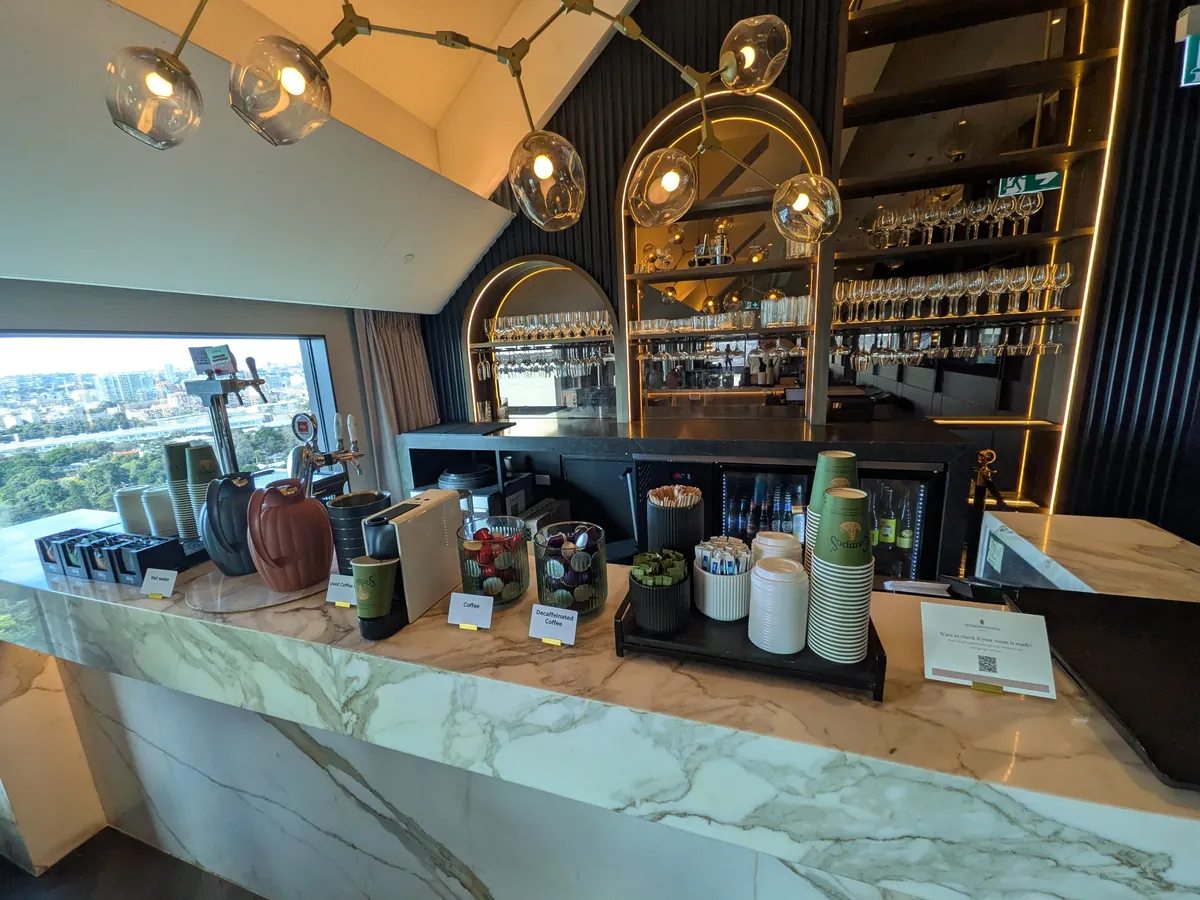 大理石カウンターのコーヒーバー(ラウンジ)