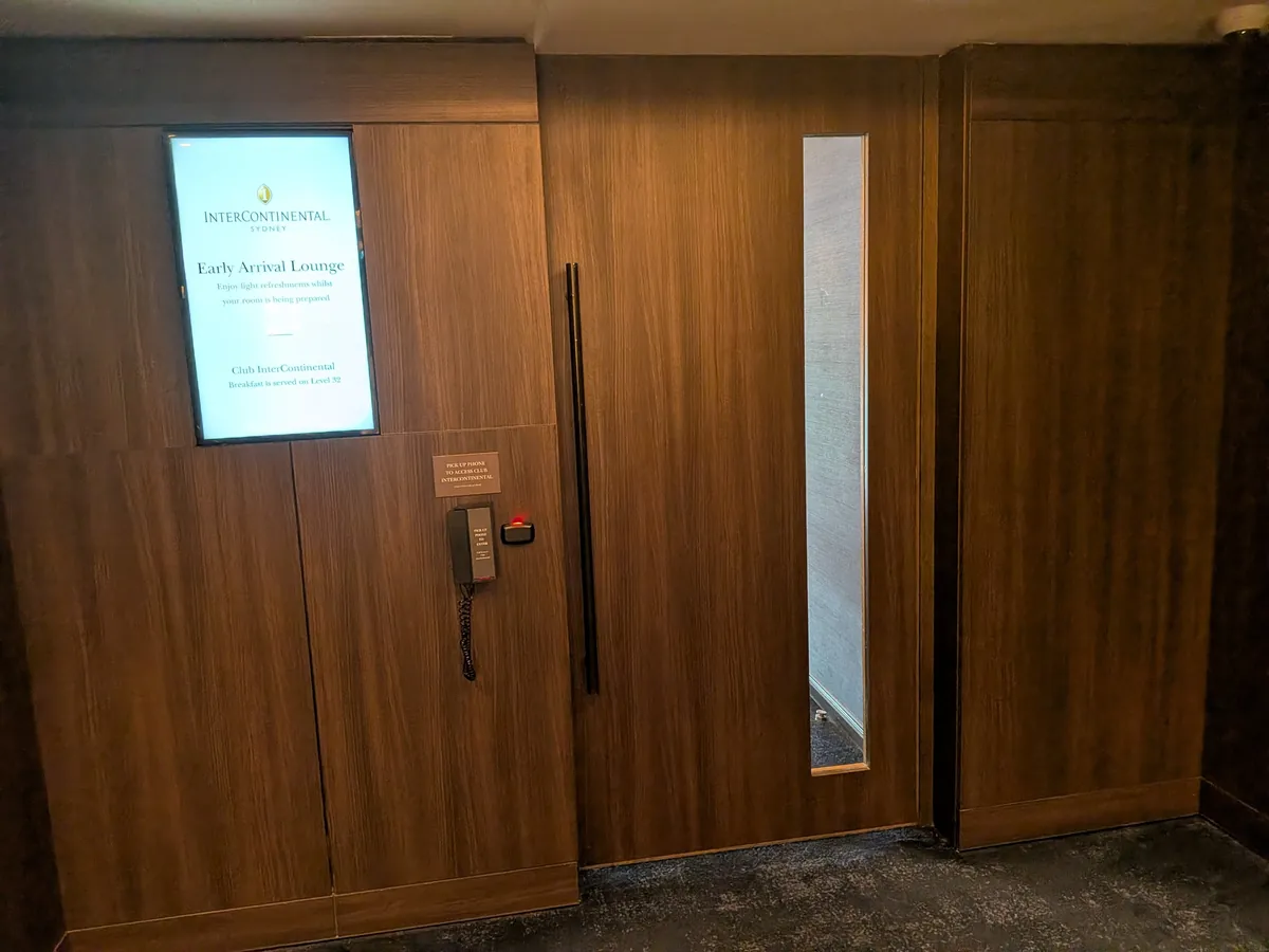 Early Arrival Lounge(アーリーアライバルラウンジ)の案内サイン