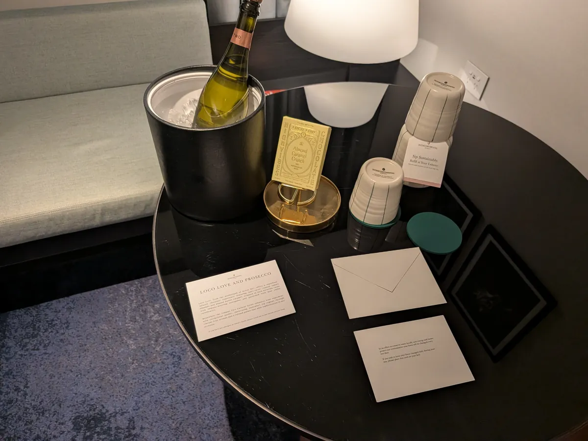 ターンダウンで用意された氷で冷やしたスパークリングワイン(Loco Love Prosecco)とカード