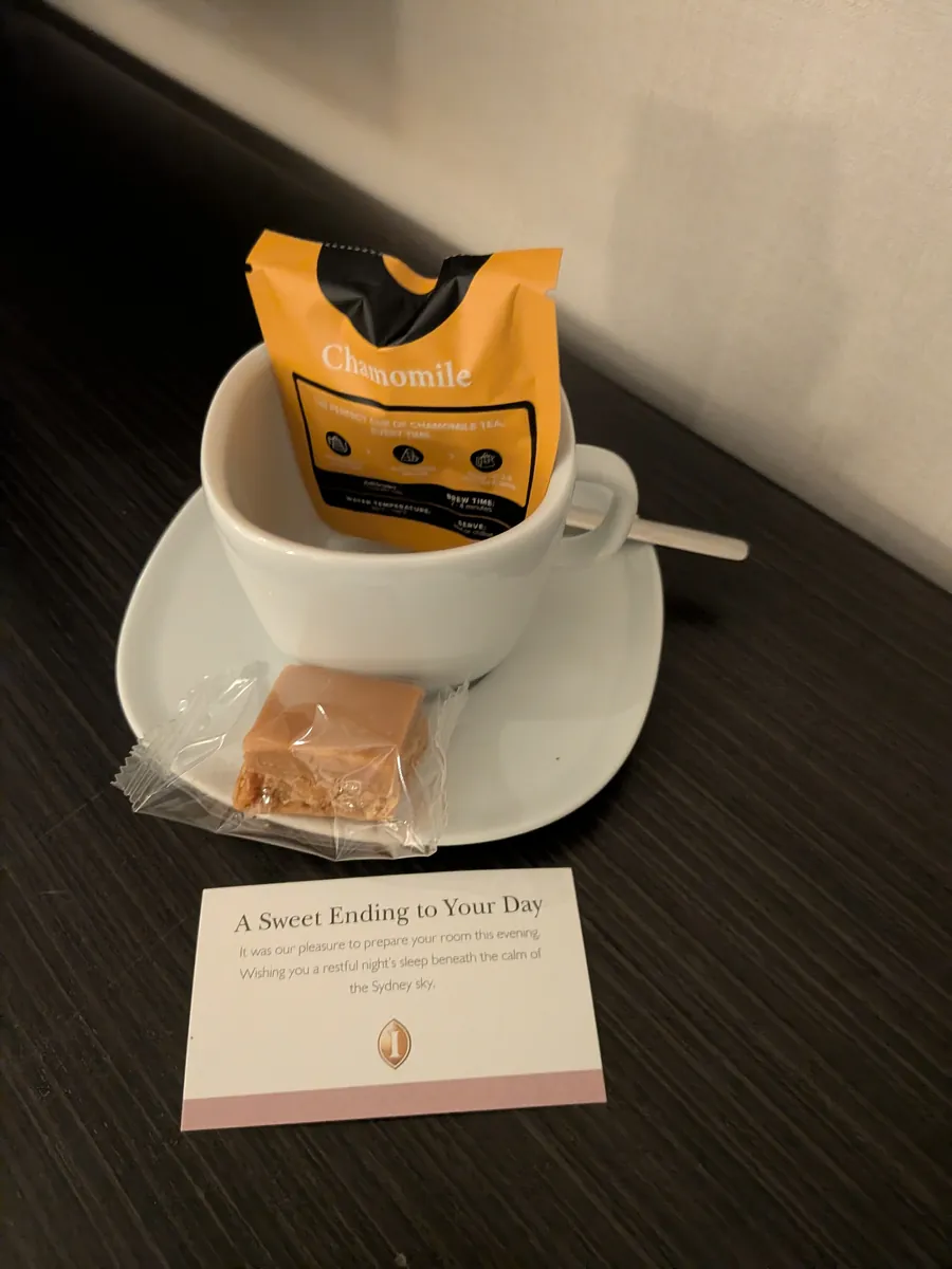 ターンダウンのお菓子とカモミールティーのカップ