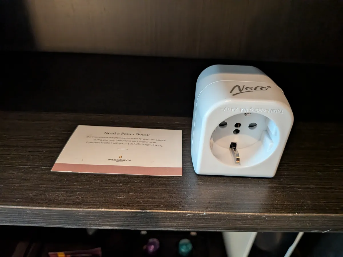 デスク上の電源と変換プラグ