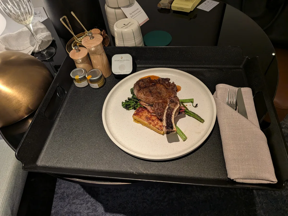 ステーキと調味料をのせたルームサービスのトレイ全景