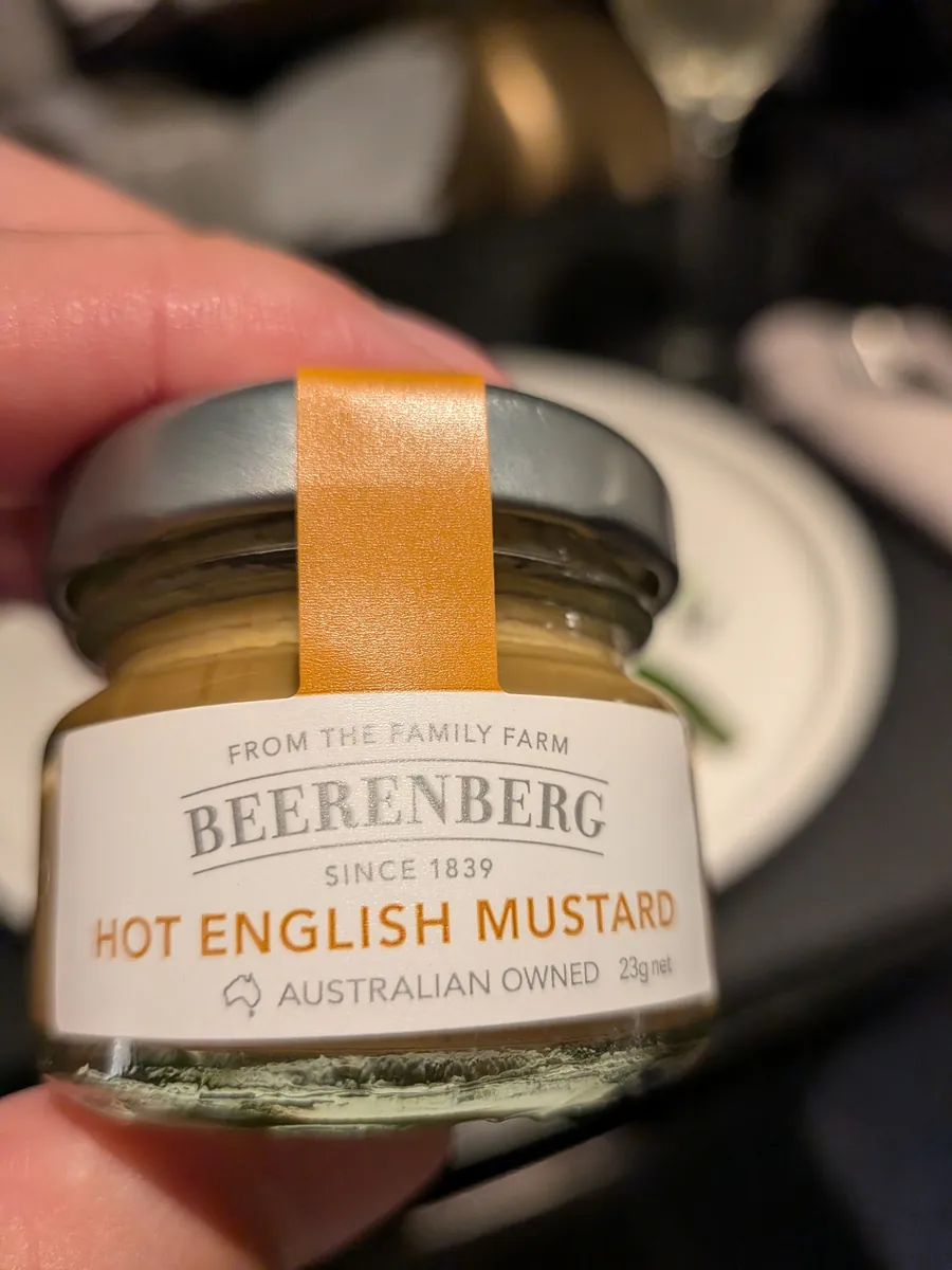 BeerenbergのHot English Mustardの瓶(手に持って撮影・顔なし)