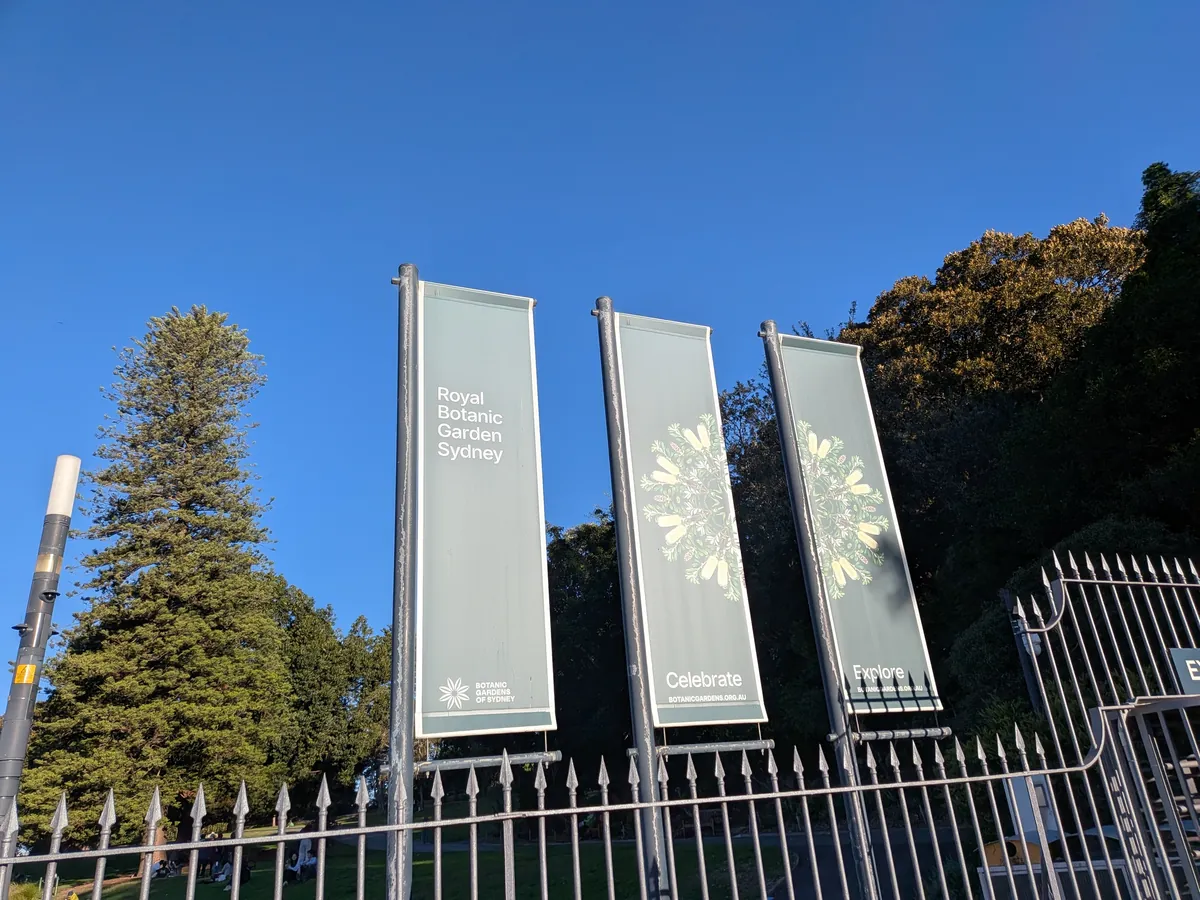 王立植物園の外柵と、Royal Botanic Garden Sydney のバナーが並ぶ入口付近