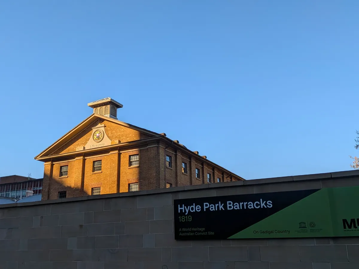 赤レンガ造りのハイドパーク・バラックス。手前に Hyde Park Barracks の表示