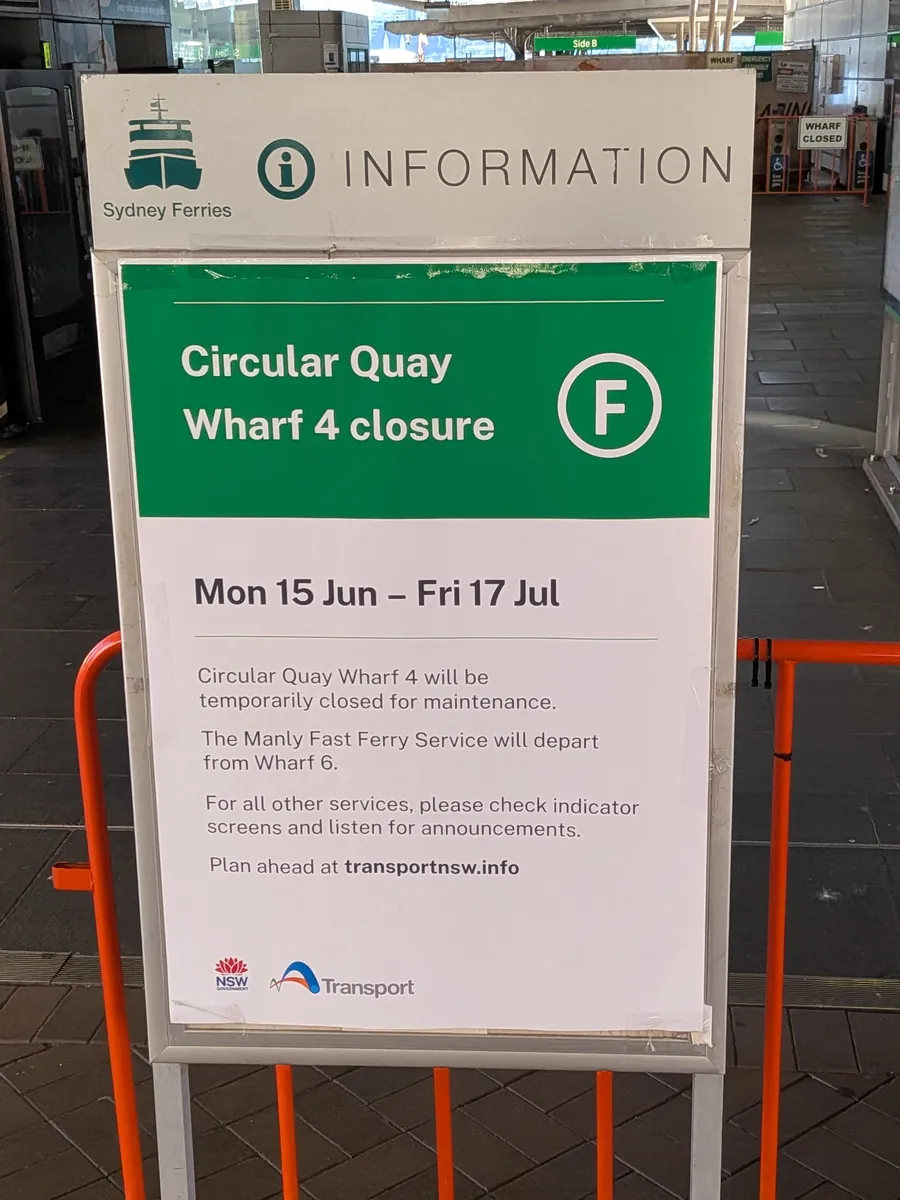 Sydney Ferriesの「Circular Quay Wharf 4 closure」告知看板。保守工事による一時閉鎖とマンリー・ファストフェリーのWharf 6発着を知らせている