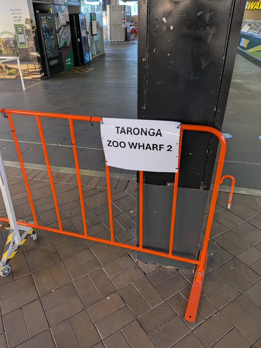 オレンジのバリケードに紙で貼られた臨時案内「TARONGA ZOO WHARF 2」