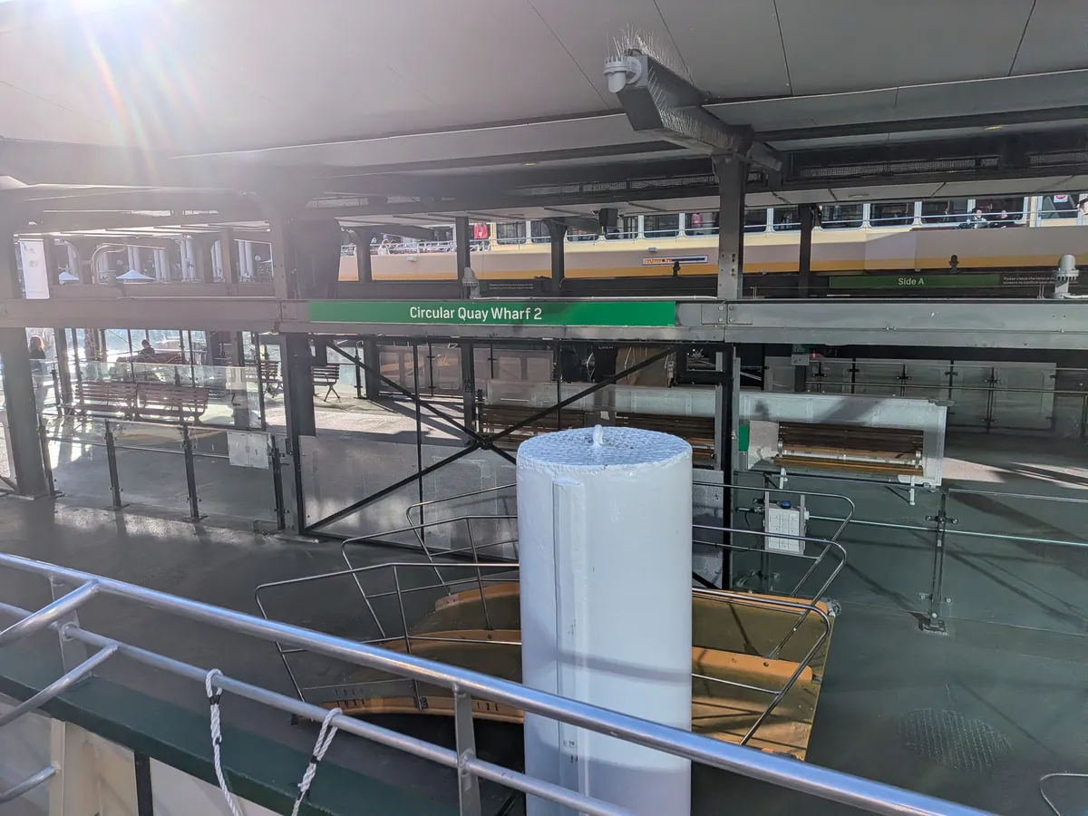 工事中のサーキュラーキーの桟橋。仮囲いと足場が組まれている